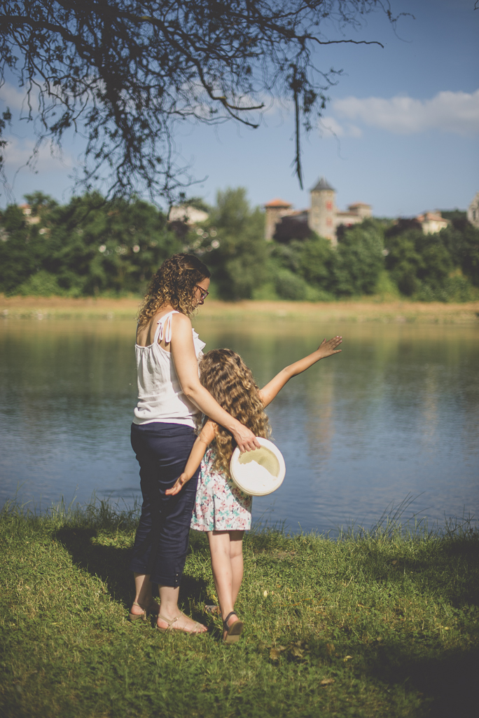 Séance famille Haute-Garonne - mère et fille près de la rivière - Photographe famille Toulouse