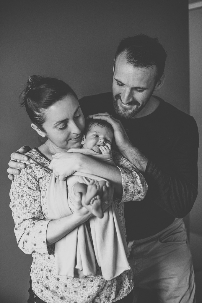 Newborn session at home Muret - bebe caline par ses parents - Baby Photographer Haute-Garonne