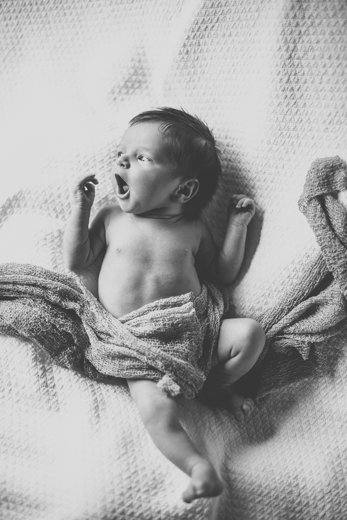 Newborn session at home Muret - bebe baille et s'etire - Baby Photographer Haute-Garonne