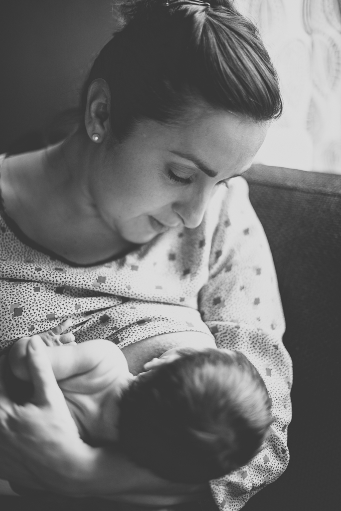 Seance nouveau-ne a domicile Muret - maman allaite bebe - Photographe bebe Haute-Garonne