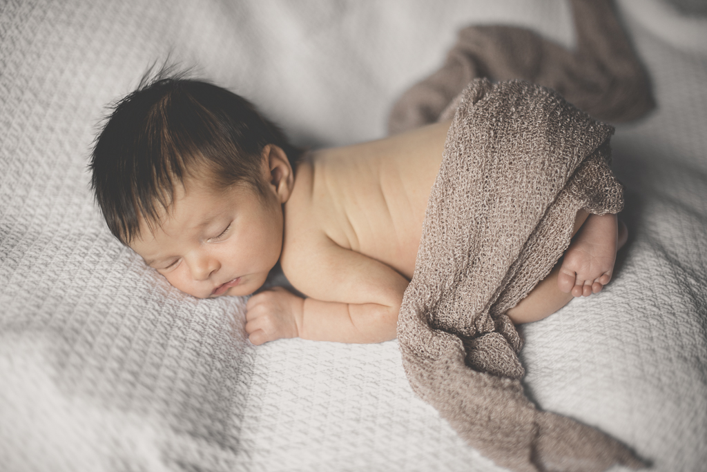 Newborn session at home Muret - bebe dort sur le ventre - Baby Photographer Haute-Garonne