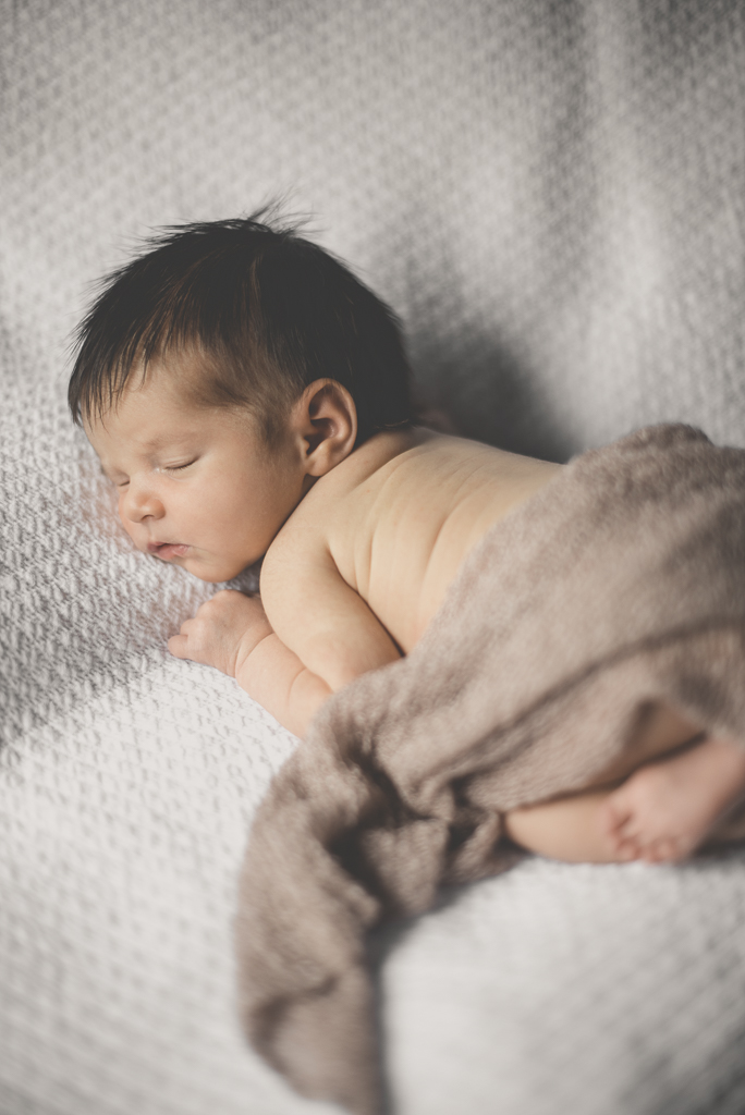 Seance nouveau-ne a domicile Muret - bebe dort sur le ventre - Photographe bebe Haute-Garonne