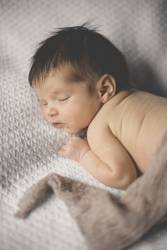 Newborn session at home Muret - bebe dort - Baby Photographer Haute-Garonne