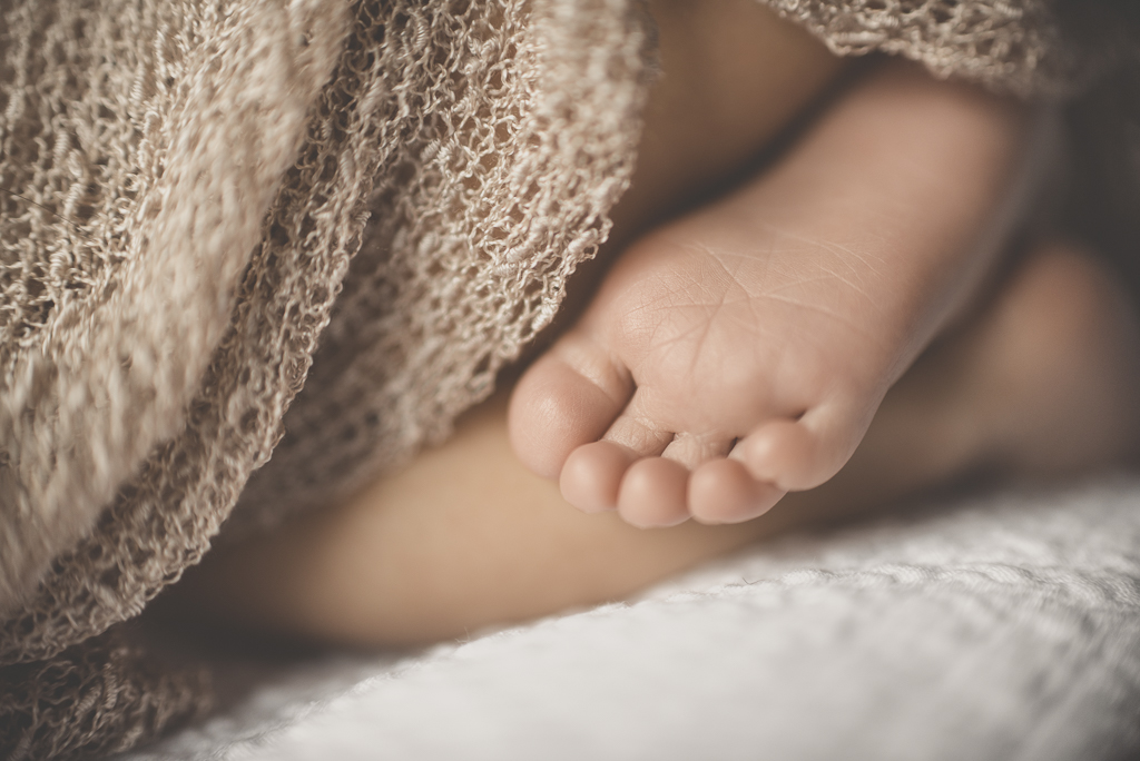 Seance nouveau-ne a domicile Muret - plante de pied bebe - Photographe bebe Haute-Garonne