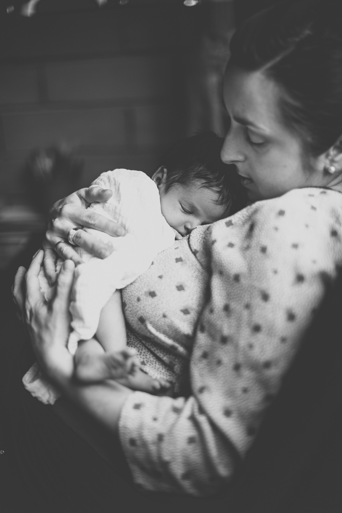 Seance nouveau-ne a domicile Muret - bebe dort contre maman - Photographe bebe Haute-Garonne