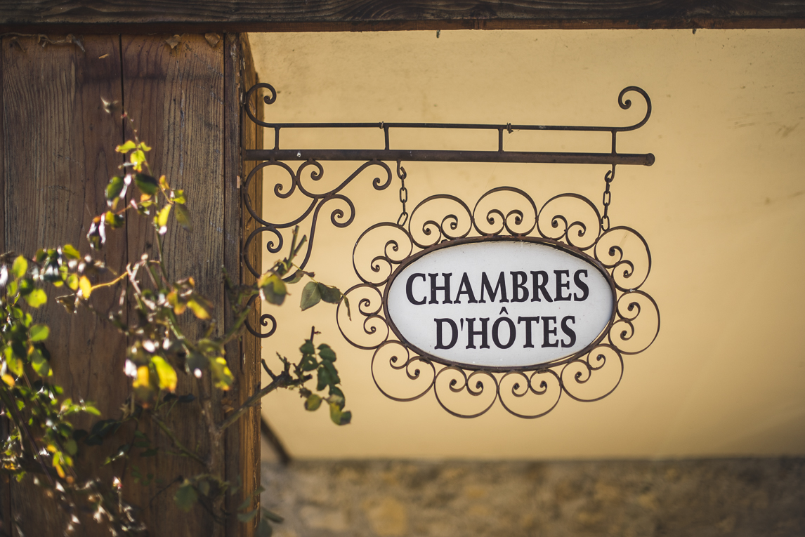 Séance photo chambres d'hôtes Ariège - panneau entrée - Photographe B&B