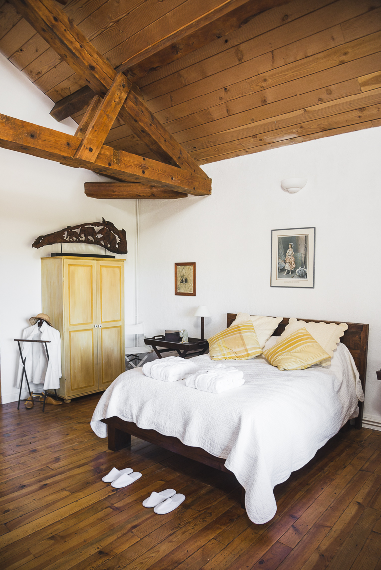 Séance photo chambres d'hôtes Ariège - chambre jaune - Photographe B&B