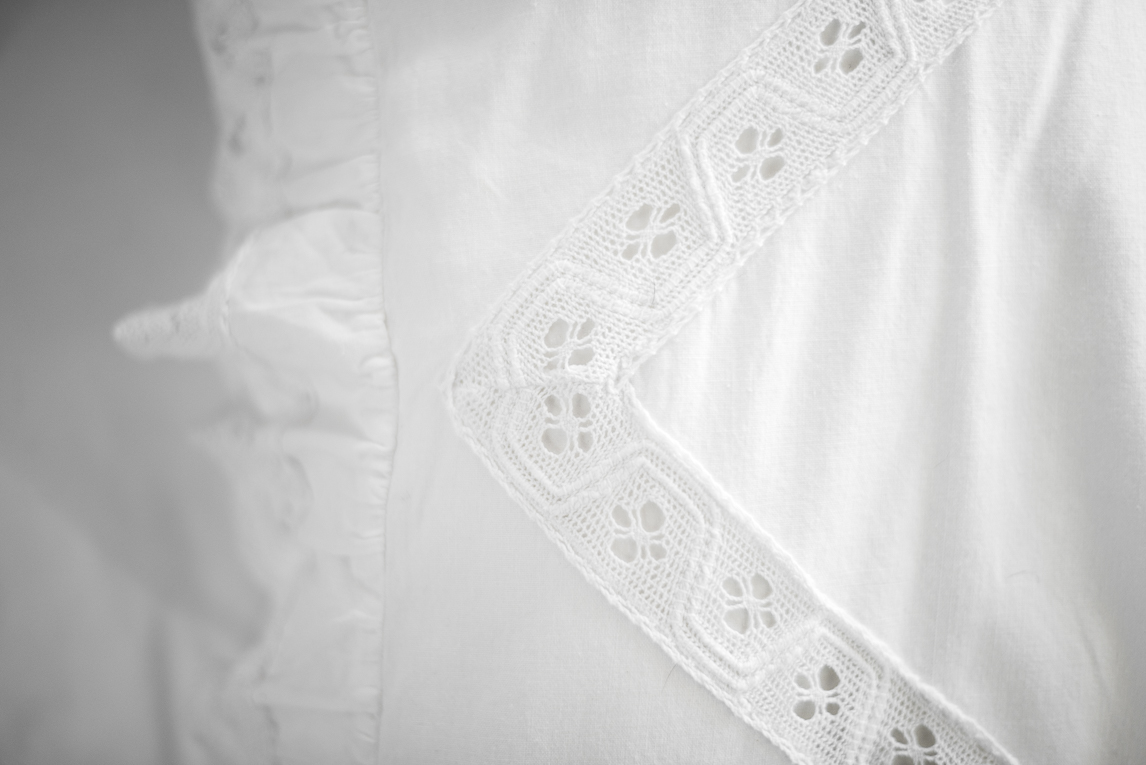 Photo-shoot B&B Ariège - linge de lit blanc en dentelle - Photographer B&B