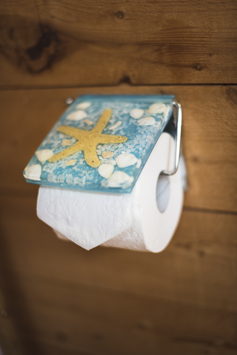 Photo-shoot B&B Ariège - distributeur coloré de papier toilette - Photographer B&B