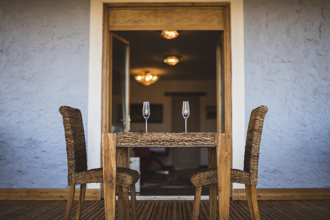 Séance photo chambres d'hôtes Ariège - table chaises et verres - Photographe B&B