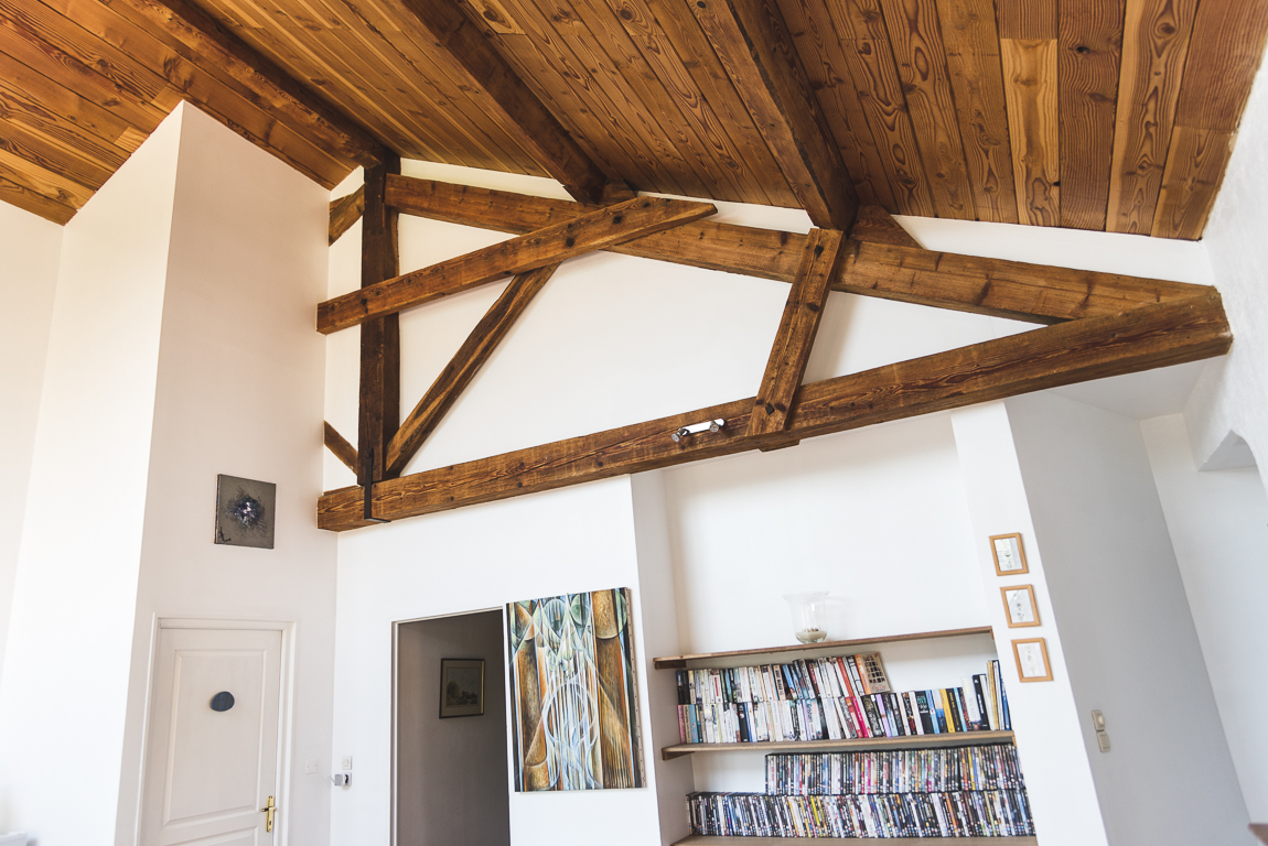 Séance photo chambres d'hôtes Ariège - biliothèque et plafond - Photographe B&B