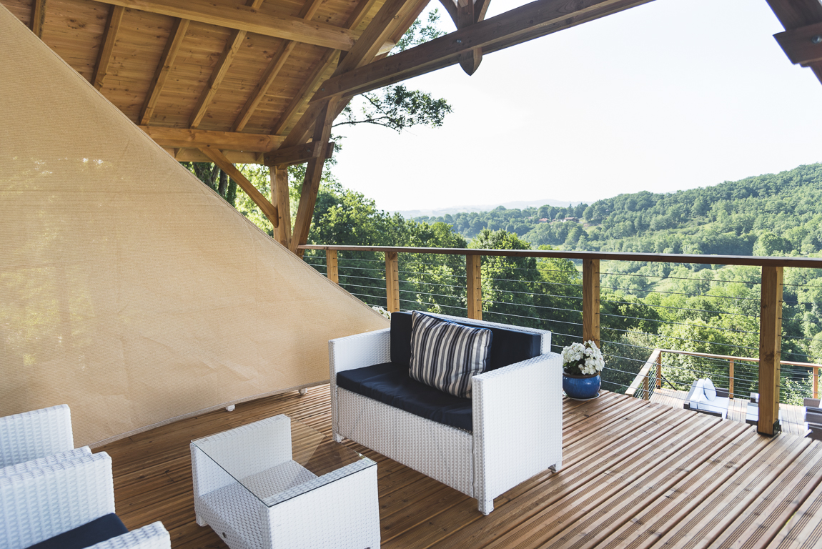 Séance photo chambres d'hôtes Ariège - terrasse avec vue - Photographe B&B