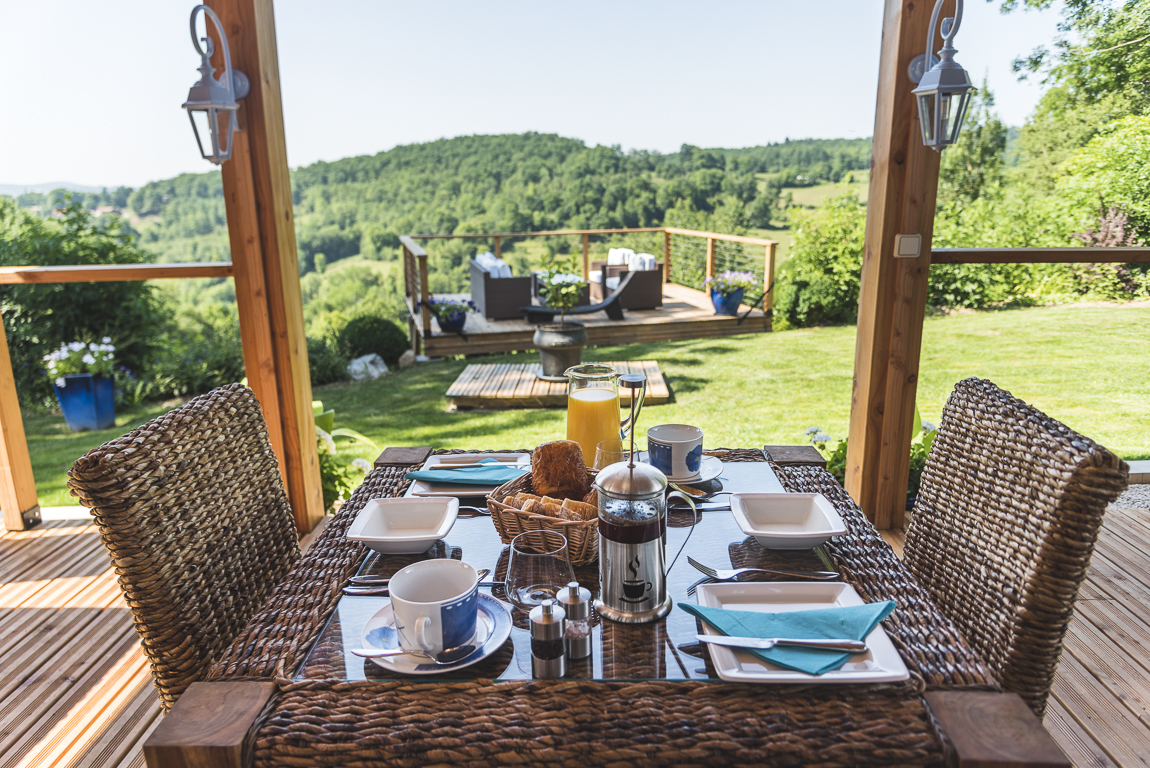 Séance photo chambres d'hôtes Ariège - petit déjeuner en terrasse - Photographe B&B