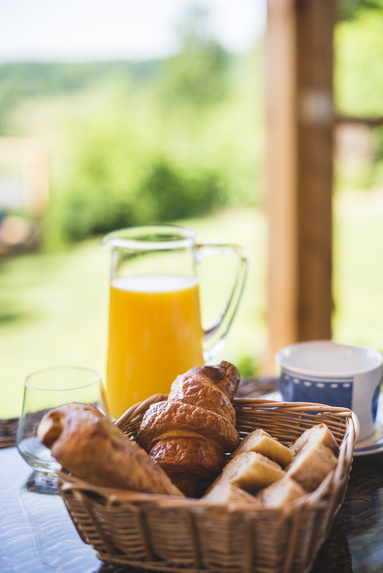 Séance photo chambres d'hôtes Ariège - viennoiseries et jus d'orange - Photographe B&B