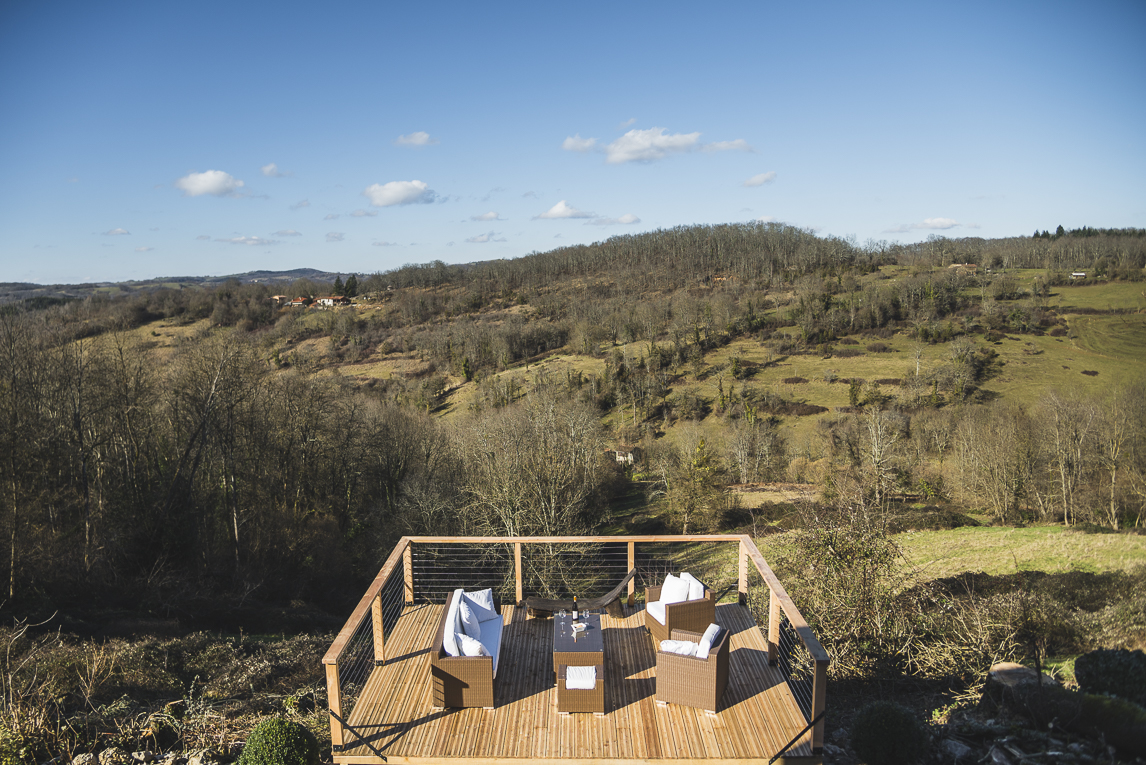 Séance photo chambres d'hôtes Ariège - terrasse extérieure avec vue - Photographe B&B