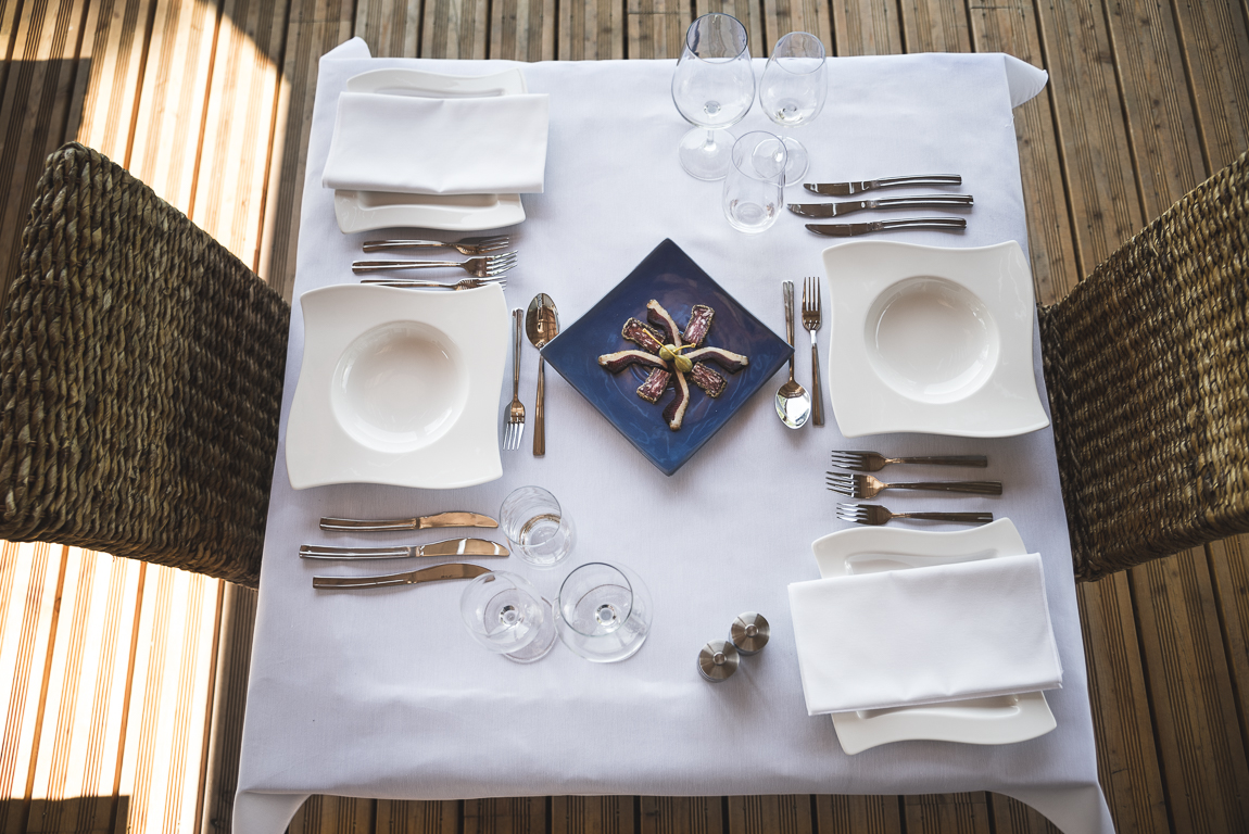 Photo-shoot B&B Ariège - table avec couverts et assiette apéritive - Photographer B&B