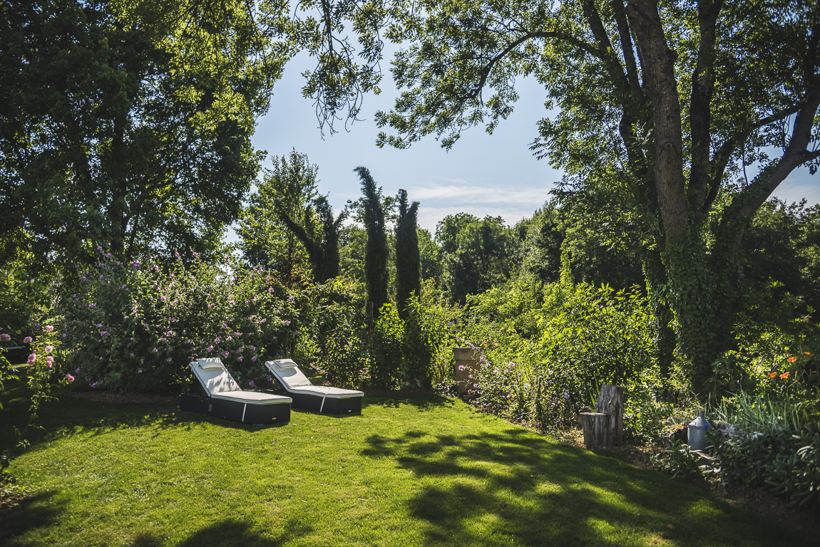 Séance photo chambres d'hôtes Ariège - jardin avec chaises longues - Photographe B&B