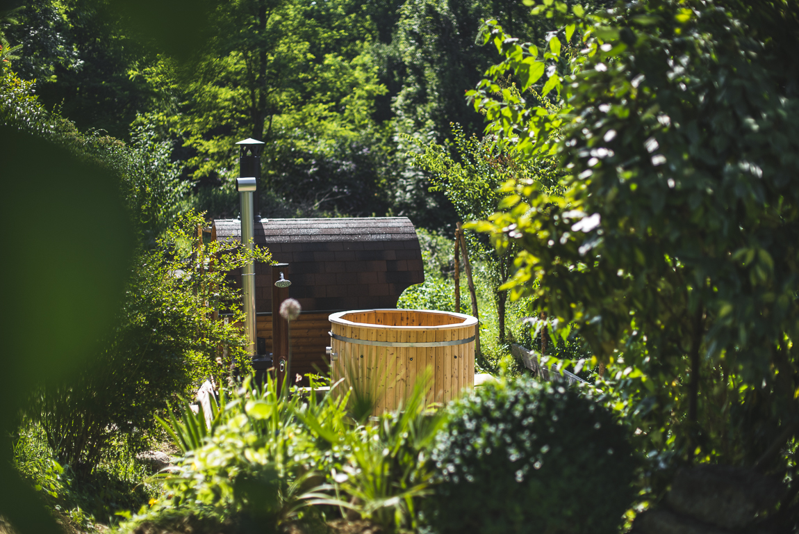 Séance photo chambres d'hôtes Ariège - sauna au milieu du jardin - Photographe B&B