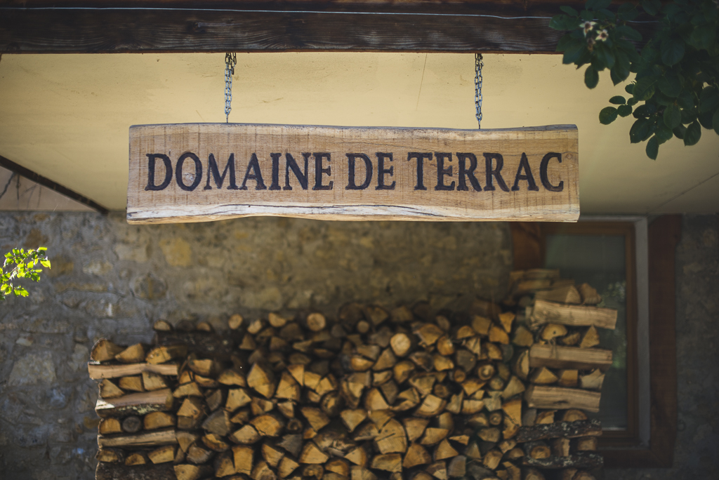 Séance photo chambres d'hôtes Ariège - panneau de bois - Photographe B&B