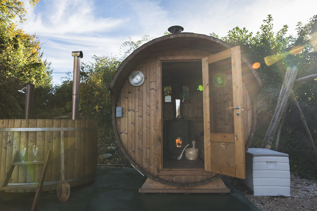 Séance photo chambres d'hôtes Ariège - sauna dans le jardin - Photographe B&B