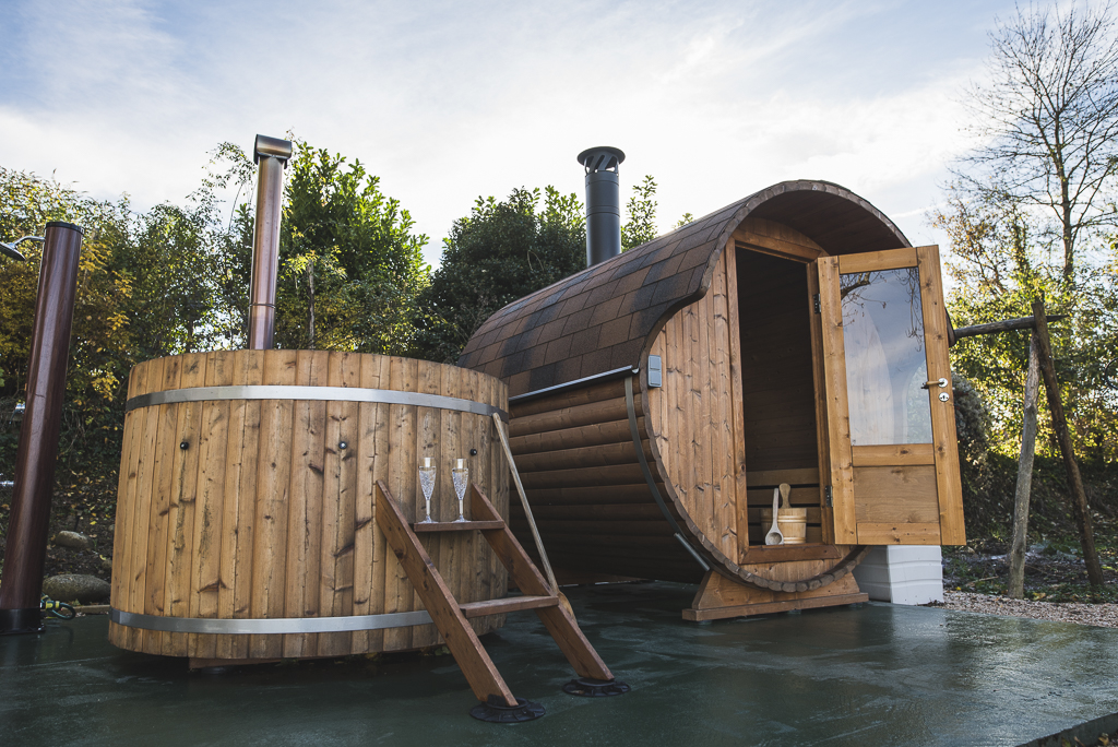 Séance photo chambres d'hôtes Ariège - sauna dans le jardin - Photographe B&B