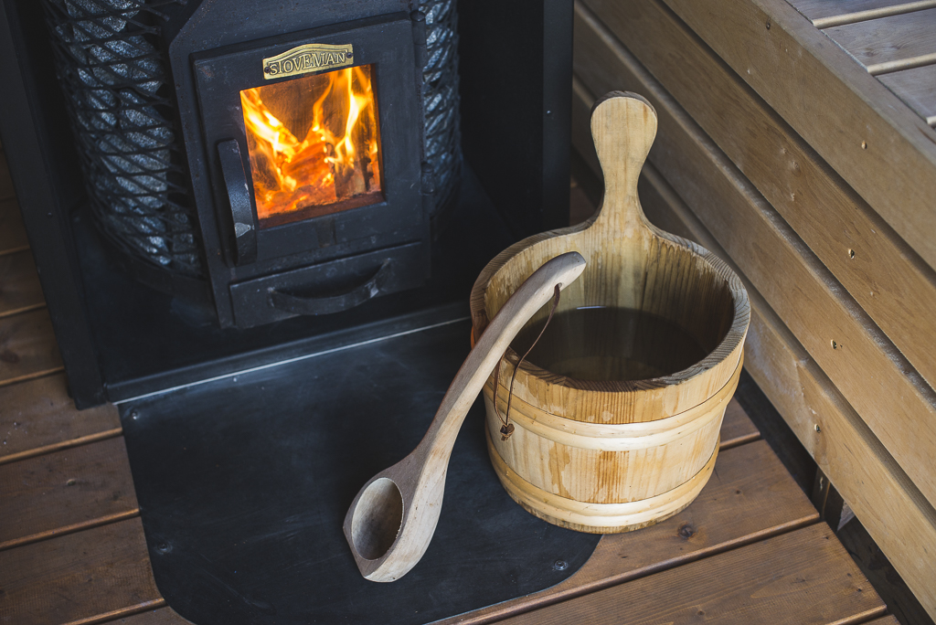 Séance photo chambres d'hôtes Ariège - seau de bois dans sauna - Photographe B&B