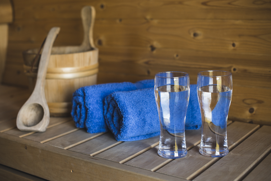 Séance photo chambres d'hôtes Ariège - seau serviettes et verres d'eau dans sauna - Photographe B&B