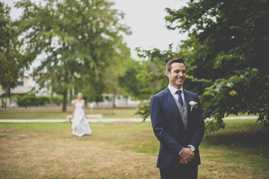 Reportage mariage Auch - Découverte des mariés - marié attend la mariée - Photographe mariage Gers