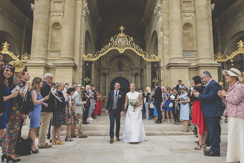 Reportage mariage Auch - Sortie d'église des mariés - Photographe mariage Gers