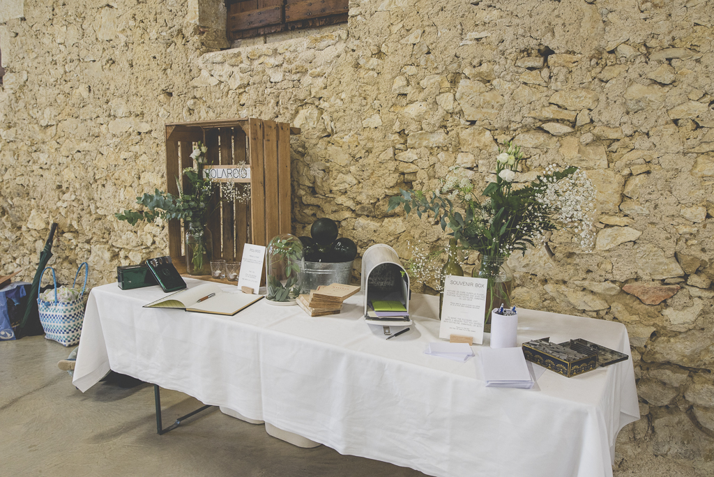 Reportage mariage Auch - table avec livre d'or - Photographe mariage Gers