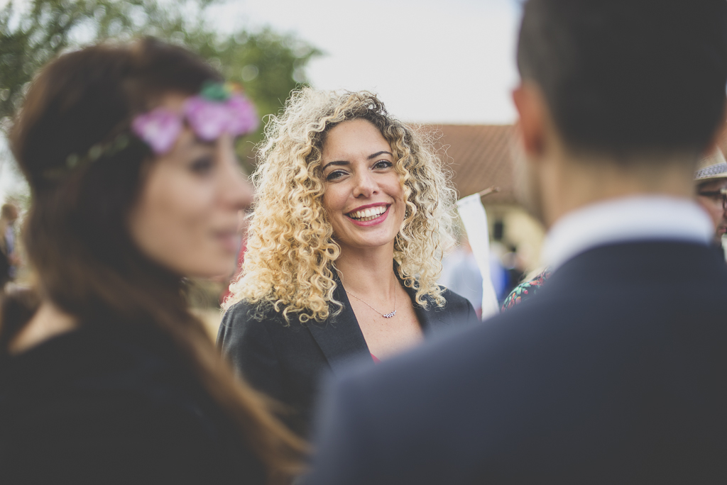 Reportage mariage Auch - invitée rit pendant vin d'honneur - Photographe mariage Gers