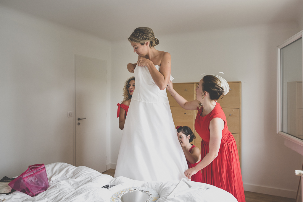 Reportage mariage Auch - Préparatifs de la mariée - enfilage de la robe - Photographe mariage Gers