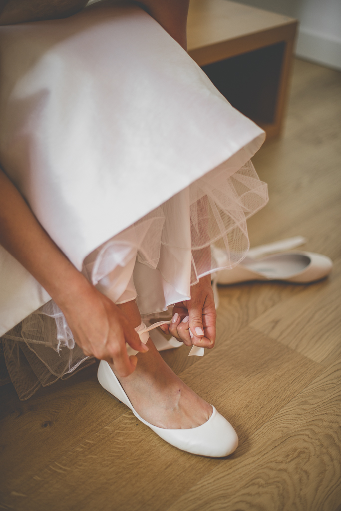 Reportage mariage Auch- Préparatifs de la mariée - mariée met ses chaussures - Photographe mariage Gers