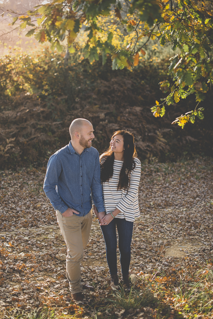 Couple photoshoot outdoors - couple debout se tient la main - Couple Photographer Toulouse