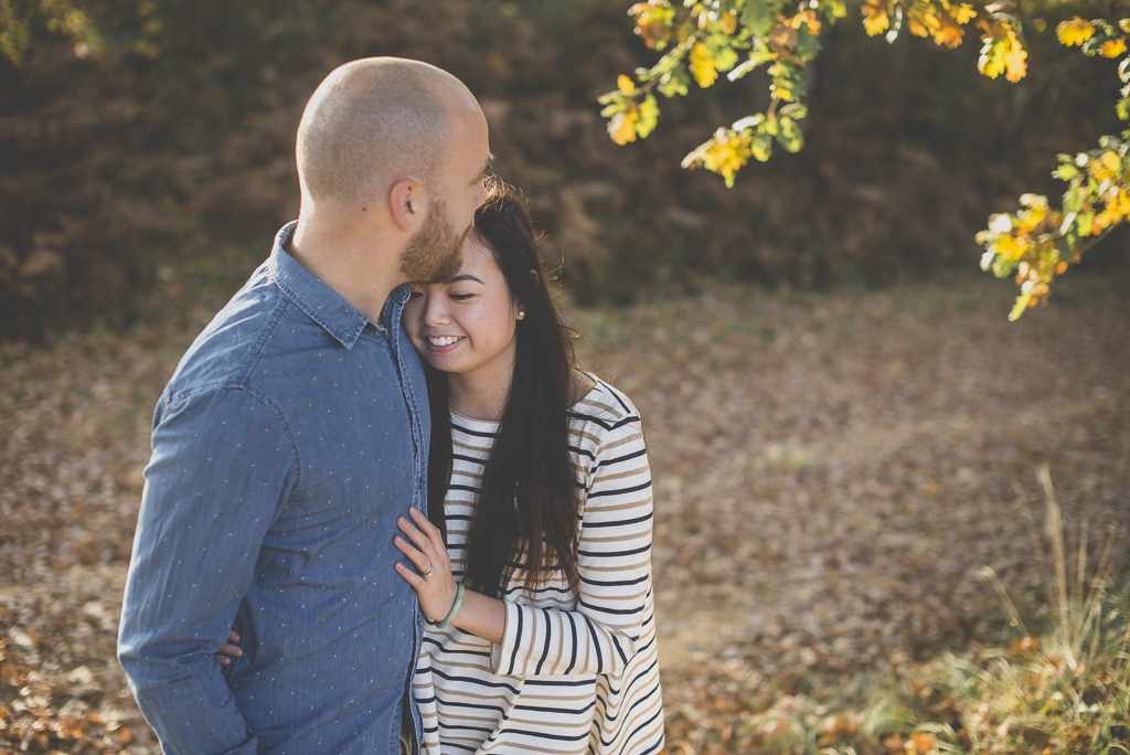 Séance photo en amoureux en exterieur - calin - Photographe couple Toulouse