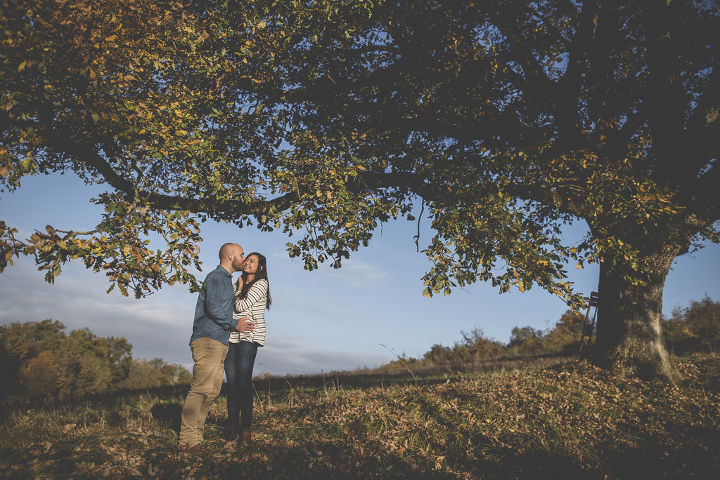 Couple photoshoot outdoors - couple s'embrasse sous grand arbre - Couple Photographer Toulouse