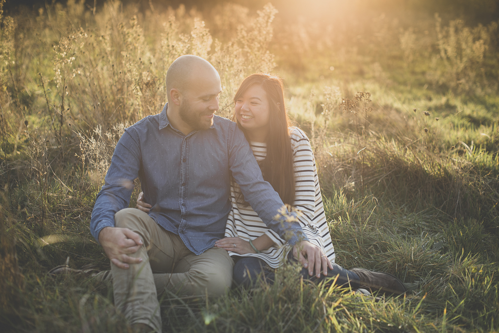 Couple photoshoot outdoors - couple assis dans les herbes sauvages - Couple Photographer Toulouse