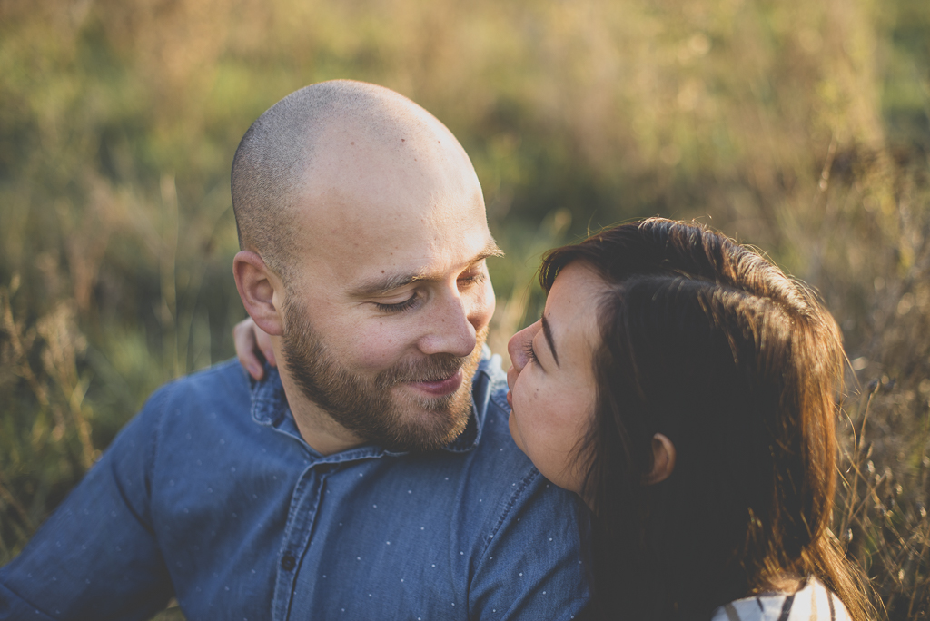 Séance photo en amoureux en exterieur - couple se regarde - Photographe couple Toulouse