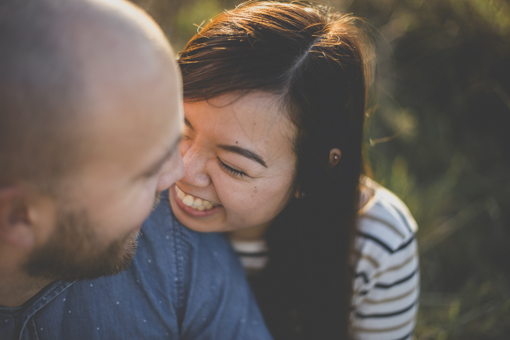 Séance photo en amoureux en exterieur - femme rit - Photographe couple Toulouse