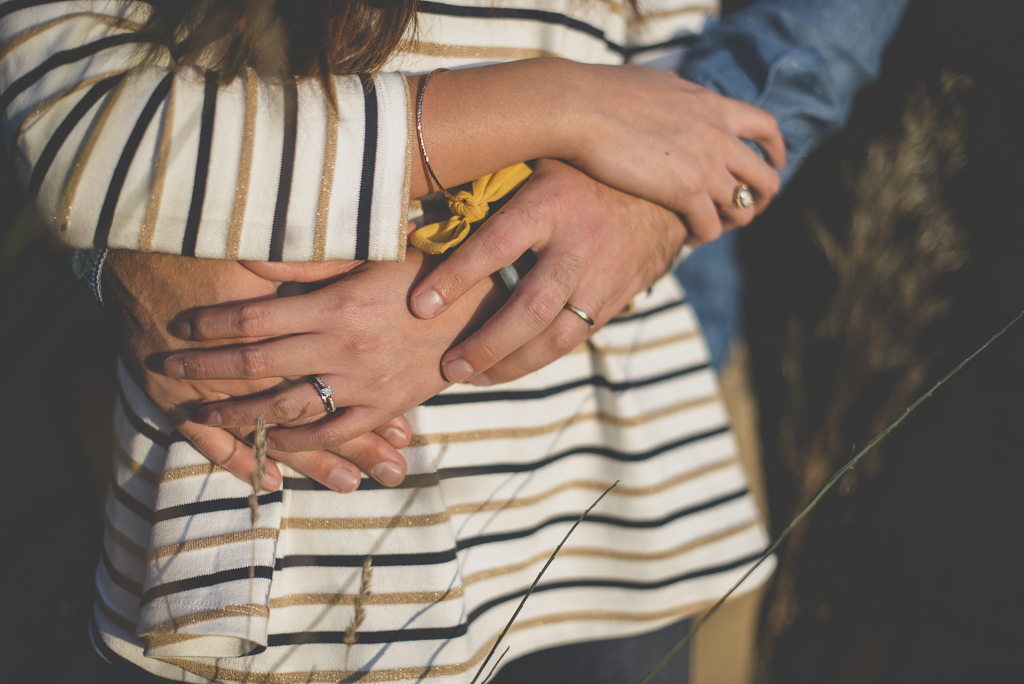 Séance photo en amoureux en exterieur - mains entrelacées - Photographe couple Toulouse