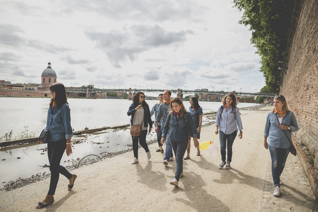 Séance photo enterrement de vie de jeune fille Toulouse - groupe le long de la Garonne - Photographe EVJF Toulouse