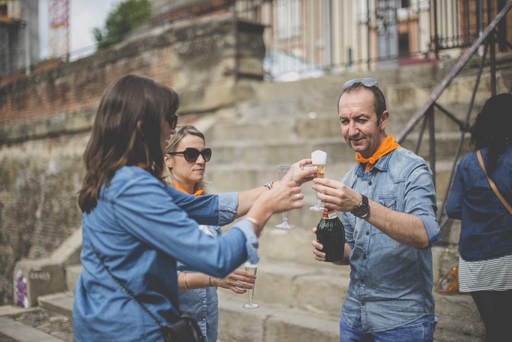 Séance photo enterrement de vie de jeune fille Toulouse - service des verres de champagne - Photographe EVJF Toulouse