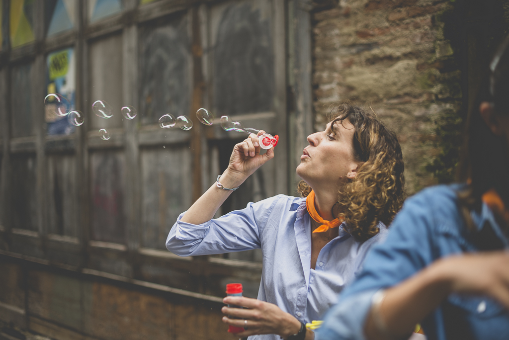 Séance photo enterrement de vie de jeune fille Toulouse - femme fait des bulles de savon - Photographe EVJF Toulouse