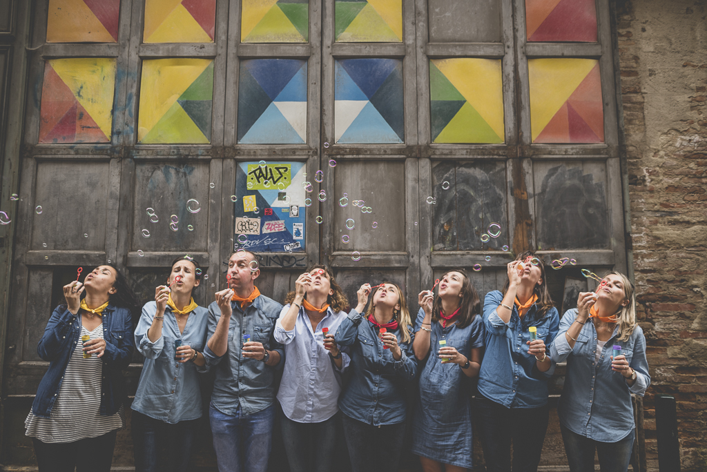 Séance photo enterrement de vie de jeune fille Toulouse - groupe fait des bulles - Photographe EVJF Toulouse