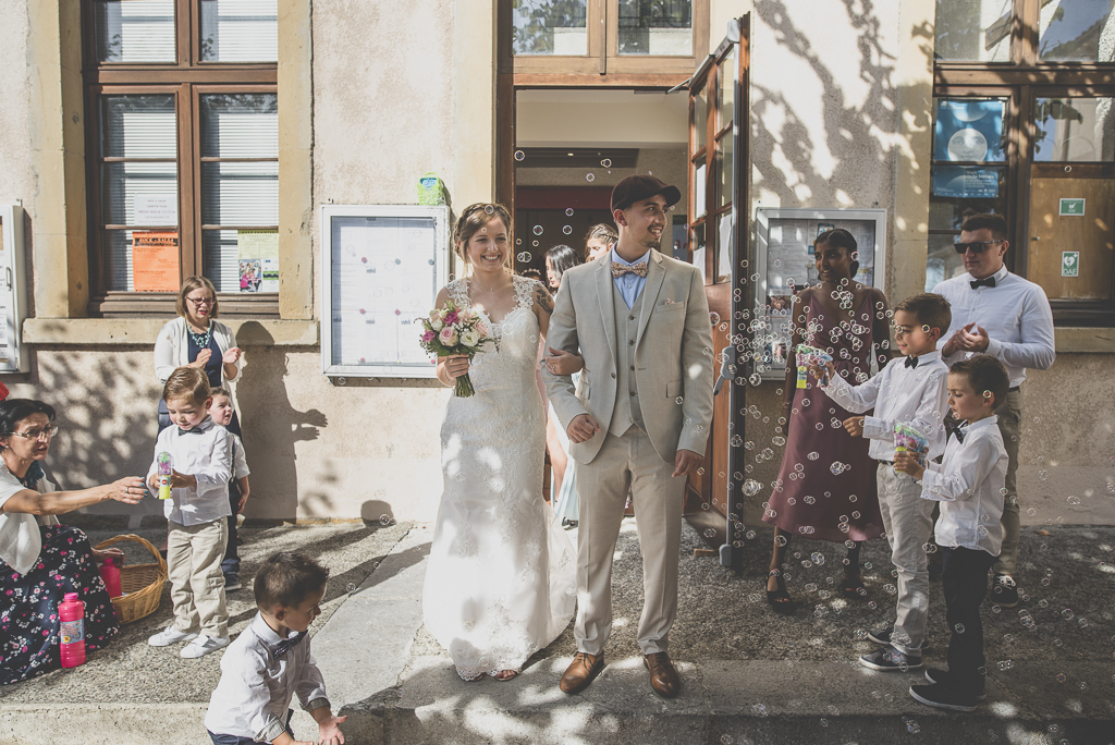 Reportage mariage automne Saint-Gaudens - sortie de la mairie bulles de savon - Photographe Saint-Gaudens