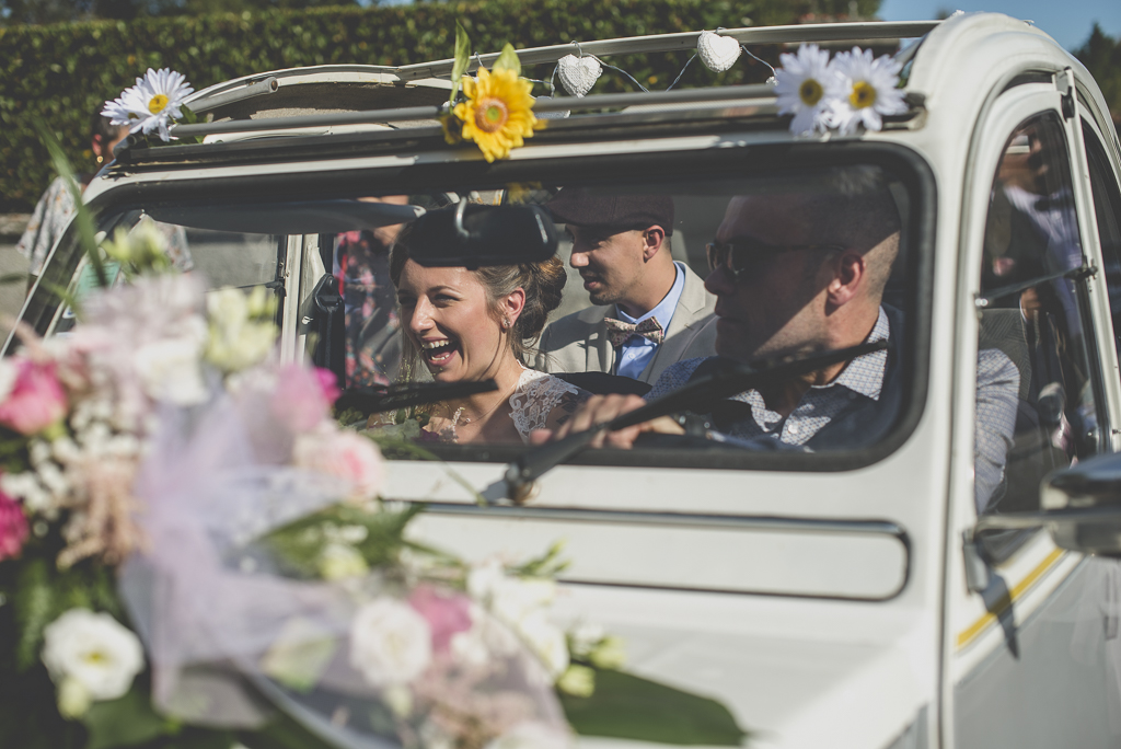Reportage mariage automne Saint-Gaudens - mariée dans la voiture - Photographe Saint-Gaudens