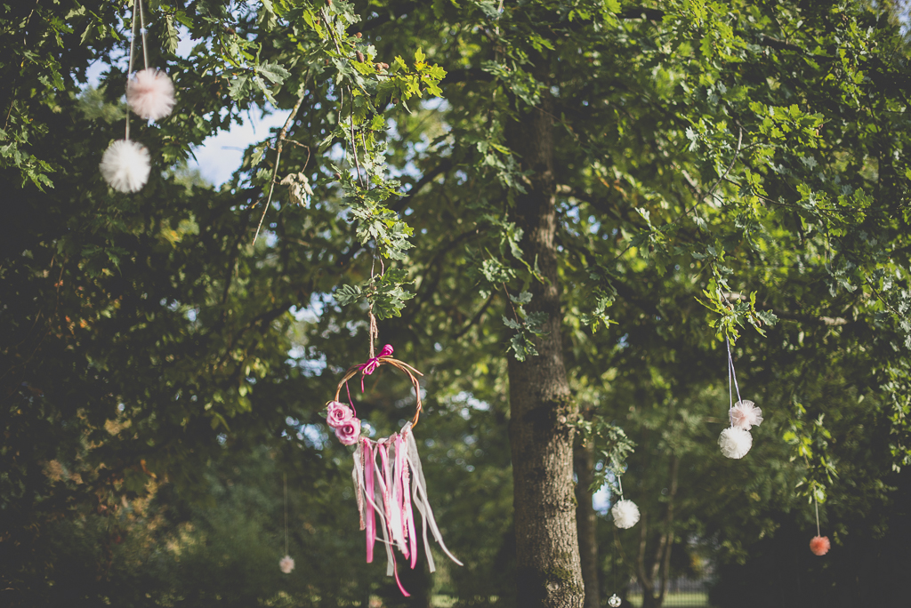 Reportage mariage automne Saint-Gaudens - decoration des arbres ceremonie laique - Photographe Saint-Gaudens