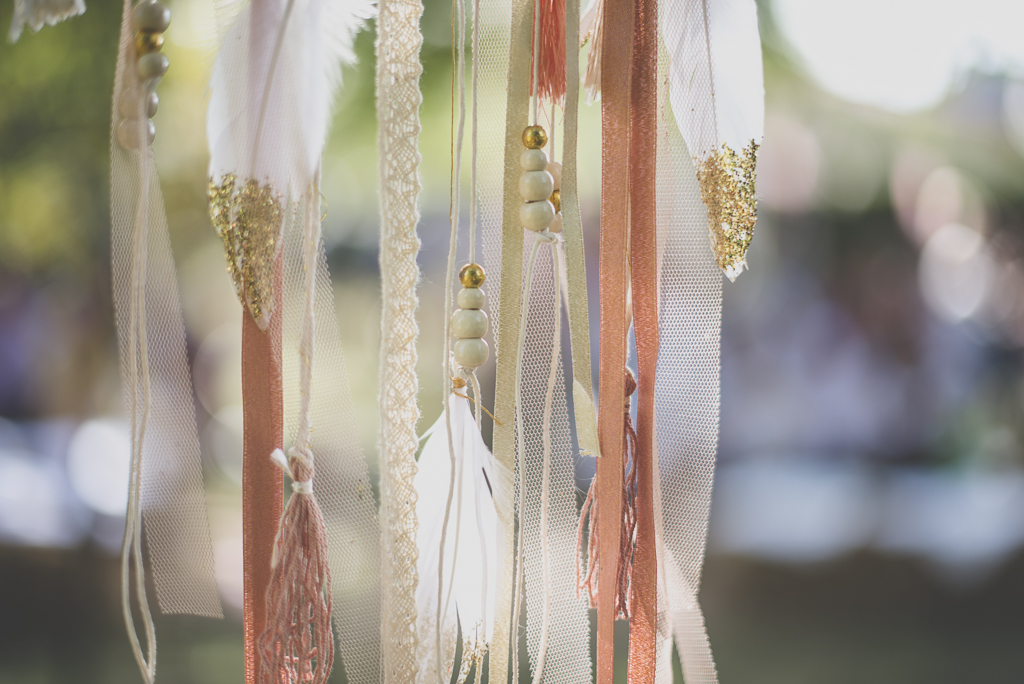 Reportage mariage automne Saint-Gaudens - décoration rubans et plumes cérémonie laique - Photographe Saint-Gaudens