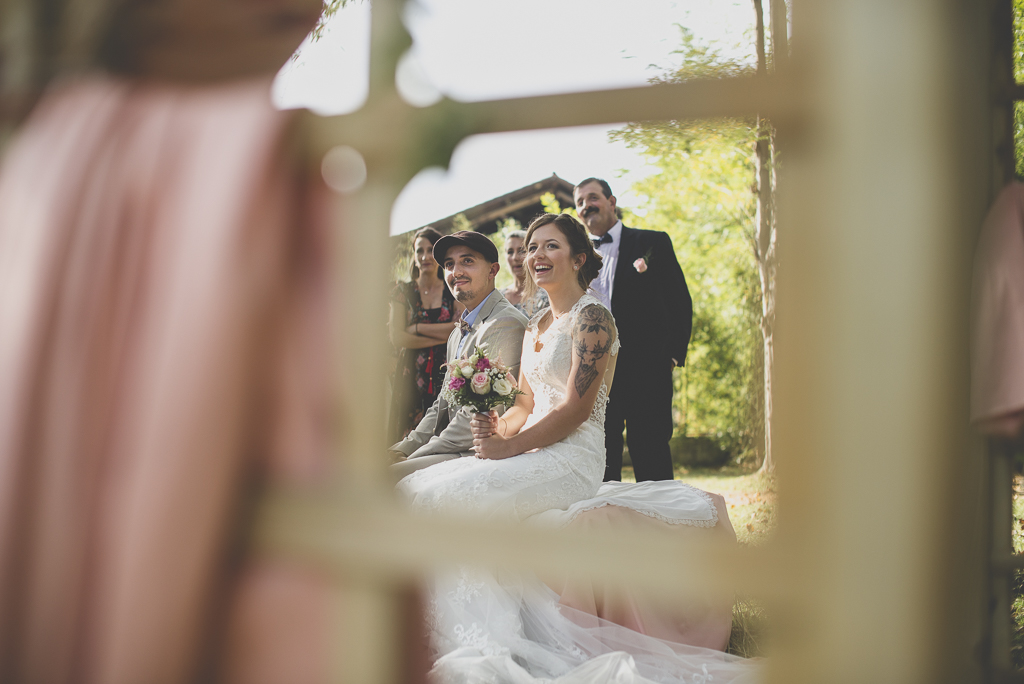 Reportage mariage automne Saint-Gaudens - mariés pendant ceremonie laique - Photographe Saint-Gaudens