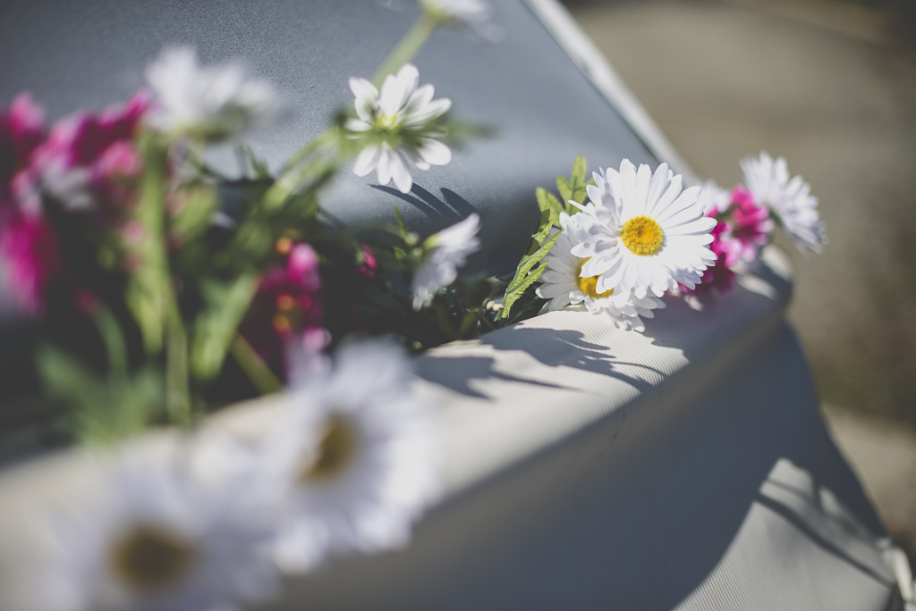 Reportage mariage automne Saint-Gaudens - décoration voiture fleurs blanches et roses - Photographe Saint-Gaudens